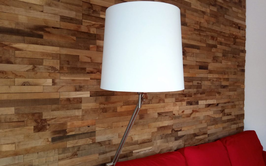 Holzwand im Wohnzimmer mit Holzpaneele aus Eichenholz